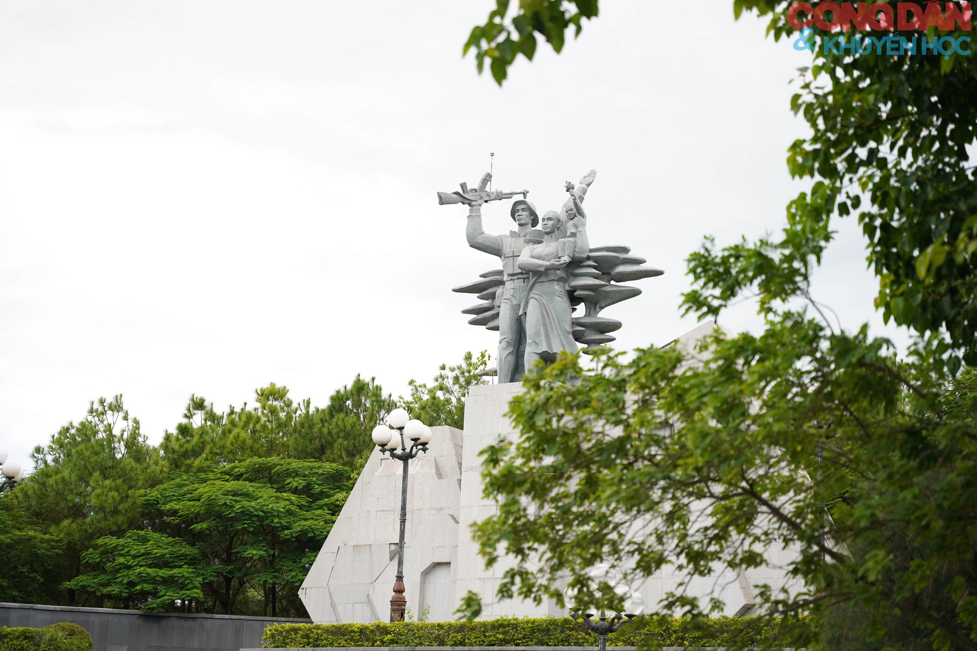 Hội Khuyến học Việt Nam dâng hương tưởng nhớ công lao các Anh hùng liệt sĩ tại Quảng Trị - Ảnh 8.