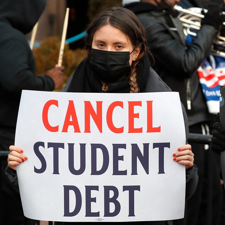Tổng thống Mỹ Joe Biden sẽ quyết định xử lý khoản nợ gần 2 nghìn tỉ USD của sinh viên thế nào? - Ảnh 1.