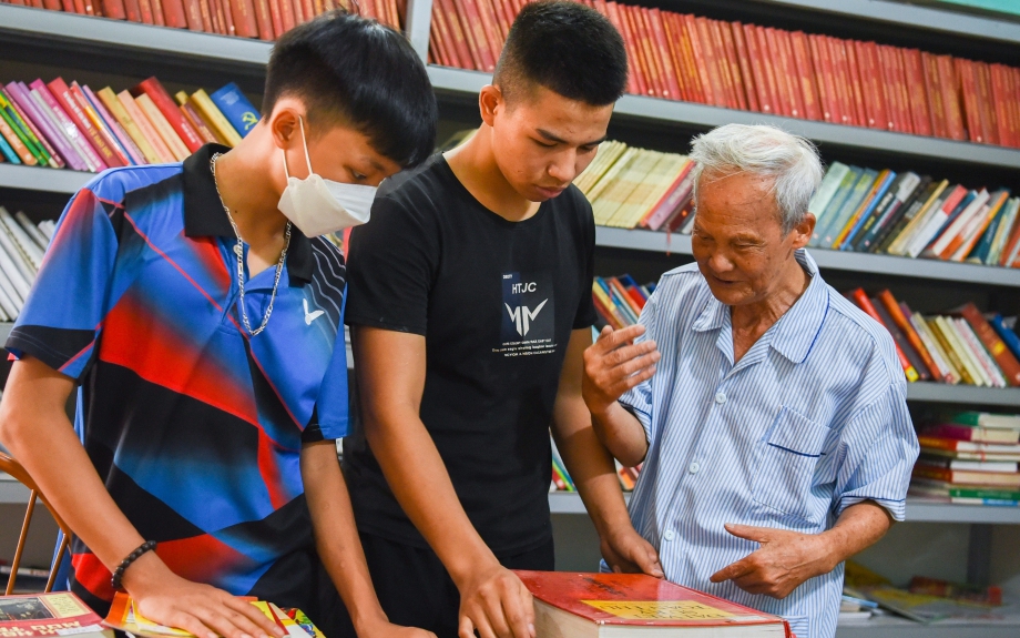 Cụ ông 90 tuổi gây dựng thư viện 12.500 đầu sách phục vụ trẻ nhỏ