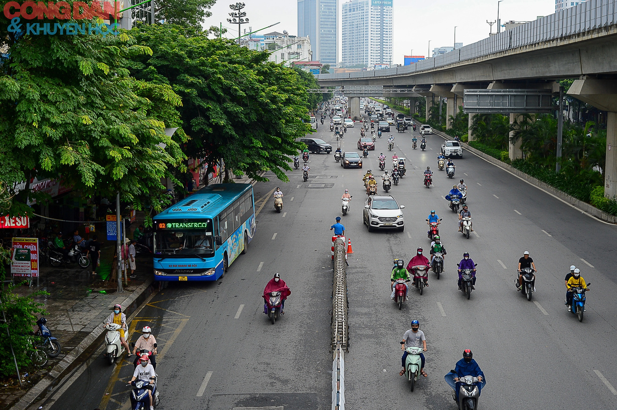 Hà Nội: Giao thông trên đường Nguyễn Trãi lộn xộn sau khi phân làn - Ảnh 2.