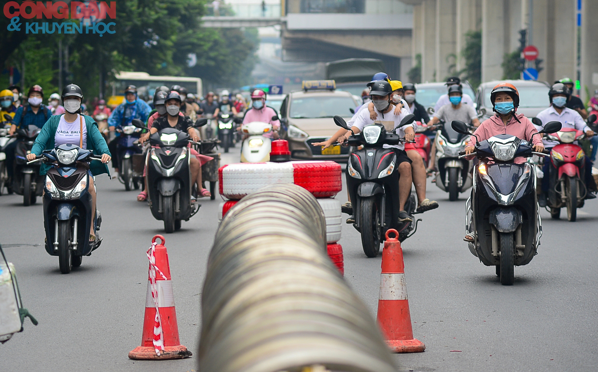 Hà Nội: Giao thông trên đường Nguyễn Trãi lộn xộn sau khi phân làn - Ảnh 4.