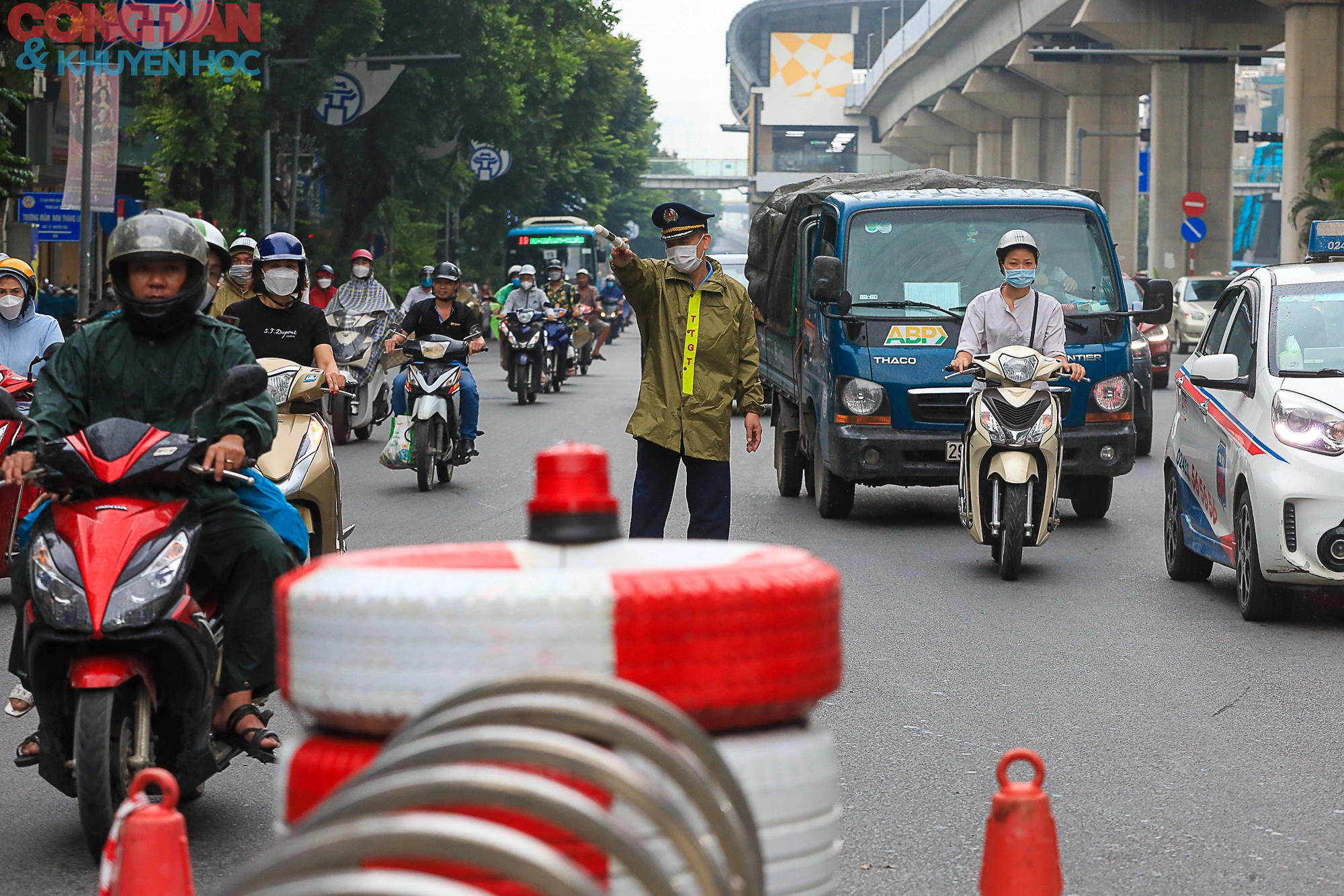 Hà Nội: Giao thông trên đường Nguyễn Trãi lộn xộn sau khi phân làn - Ảnh 7.