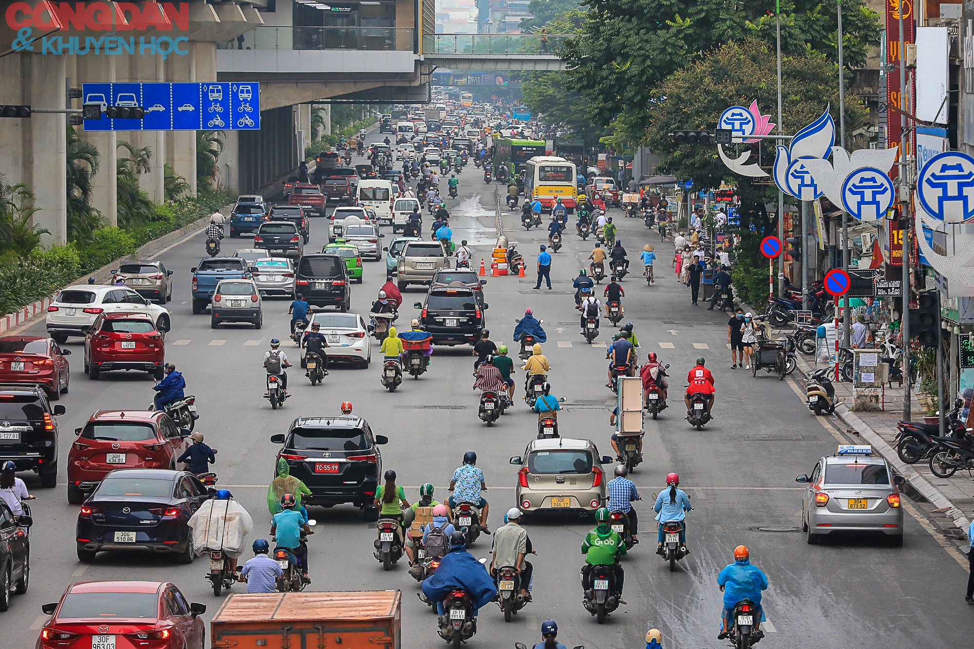 Hà Nội: Giao thông trên đường Nguyễn Trãi lộn xộn sau khi phân làn - Ảnh 1.