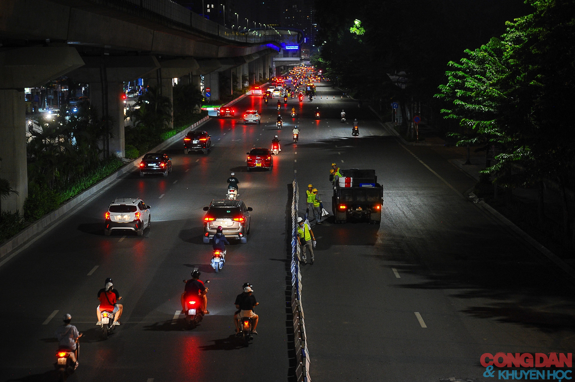 Phân làn tách ô tô xe máy, Lắp đặt rào cứng tách riêng ôtô, xe máy trên đường Nguyễn Trãi  