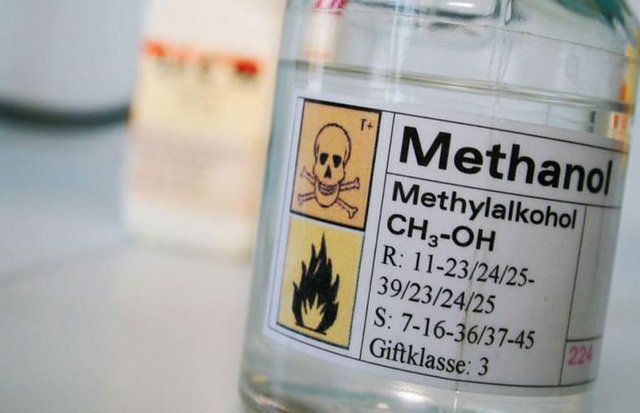 Nhận biết sớm dấu hiệu ngộ độc methanol từ rượu &quot;trôi nổi&quot; - Ảnh 1.