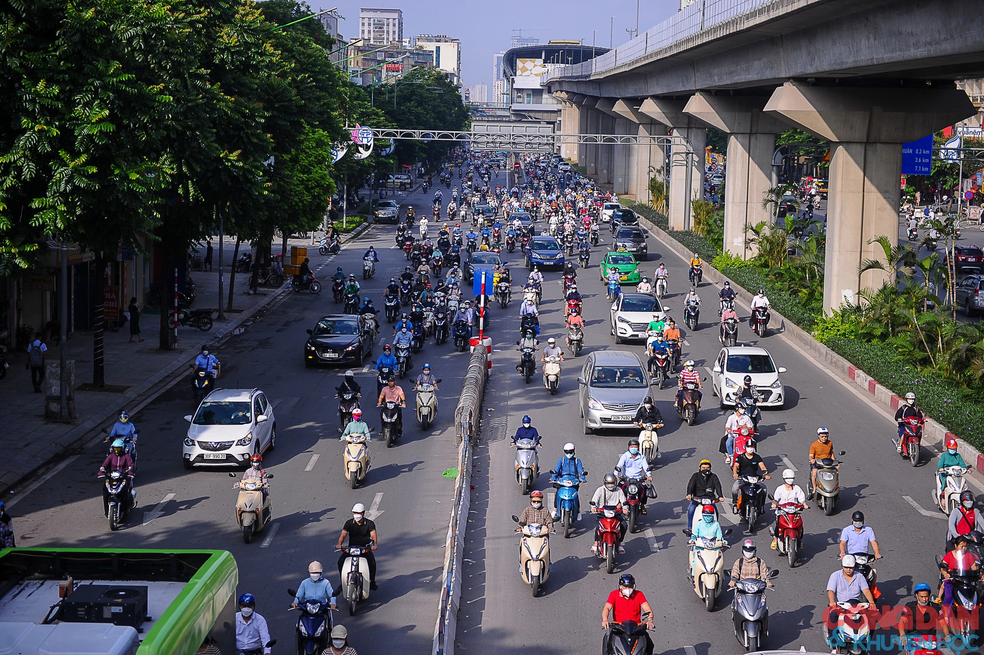 Hà Nội: Đường Nguyễn Trãi vẫn lộn xộn, xe đi sai làn chưa bị xử phạt - Ảnh 7.