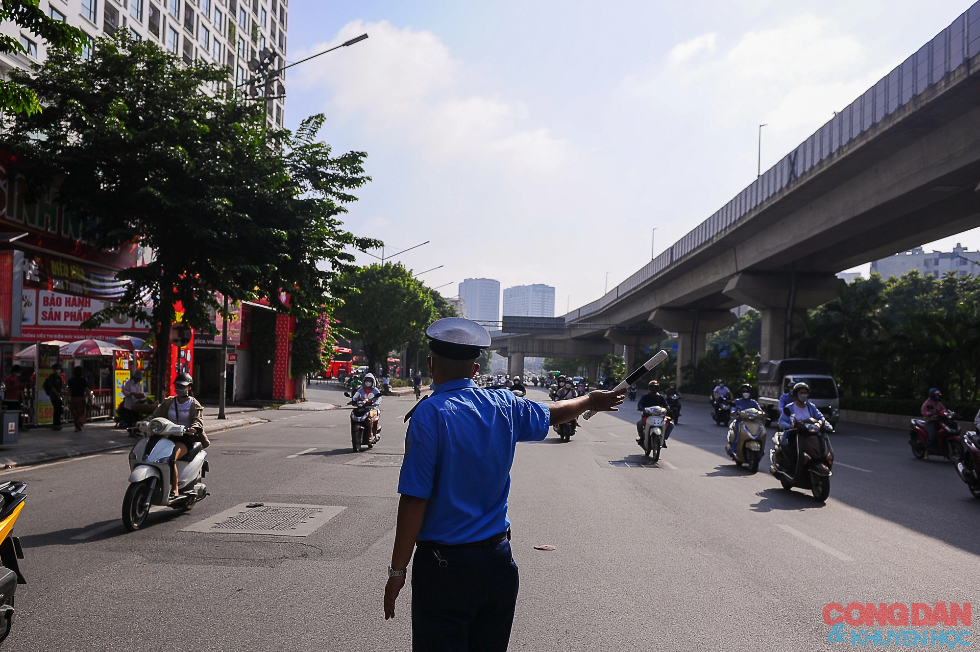 Hà Nội: Đường Nguyễn Trãi vẫn lộn xộn, xe đi sai làn chưa bị xử phạt - Ảnh 8.