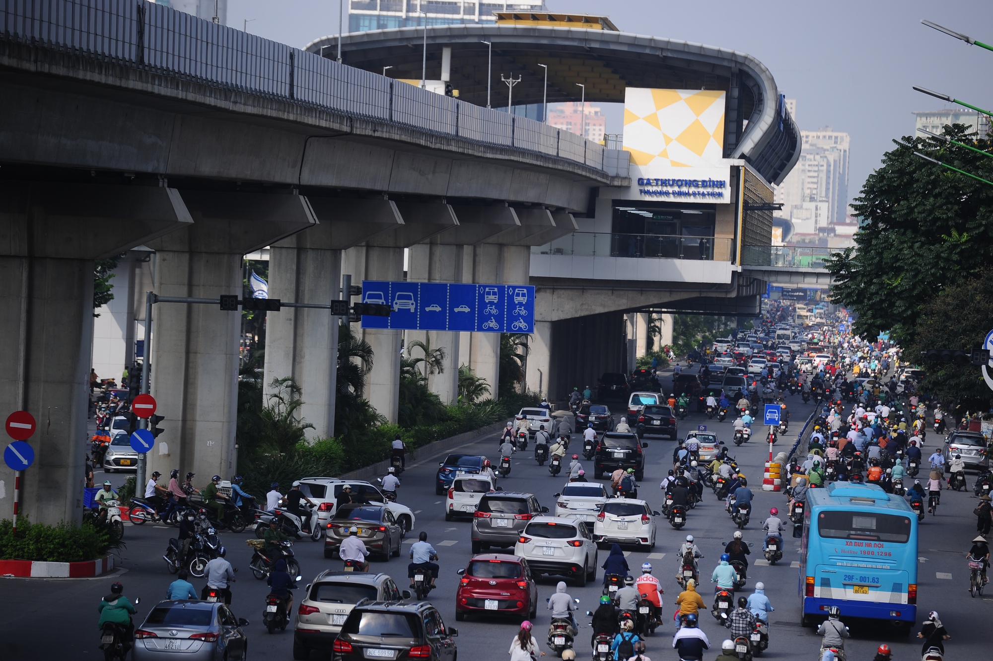 Hà Nội: Đường Nguyễn Trãi vẫn lộn xộn, xe đi sai làn chưa bị xử phạt - Ảnh 4.