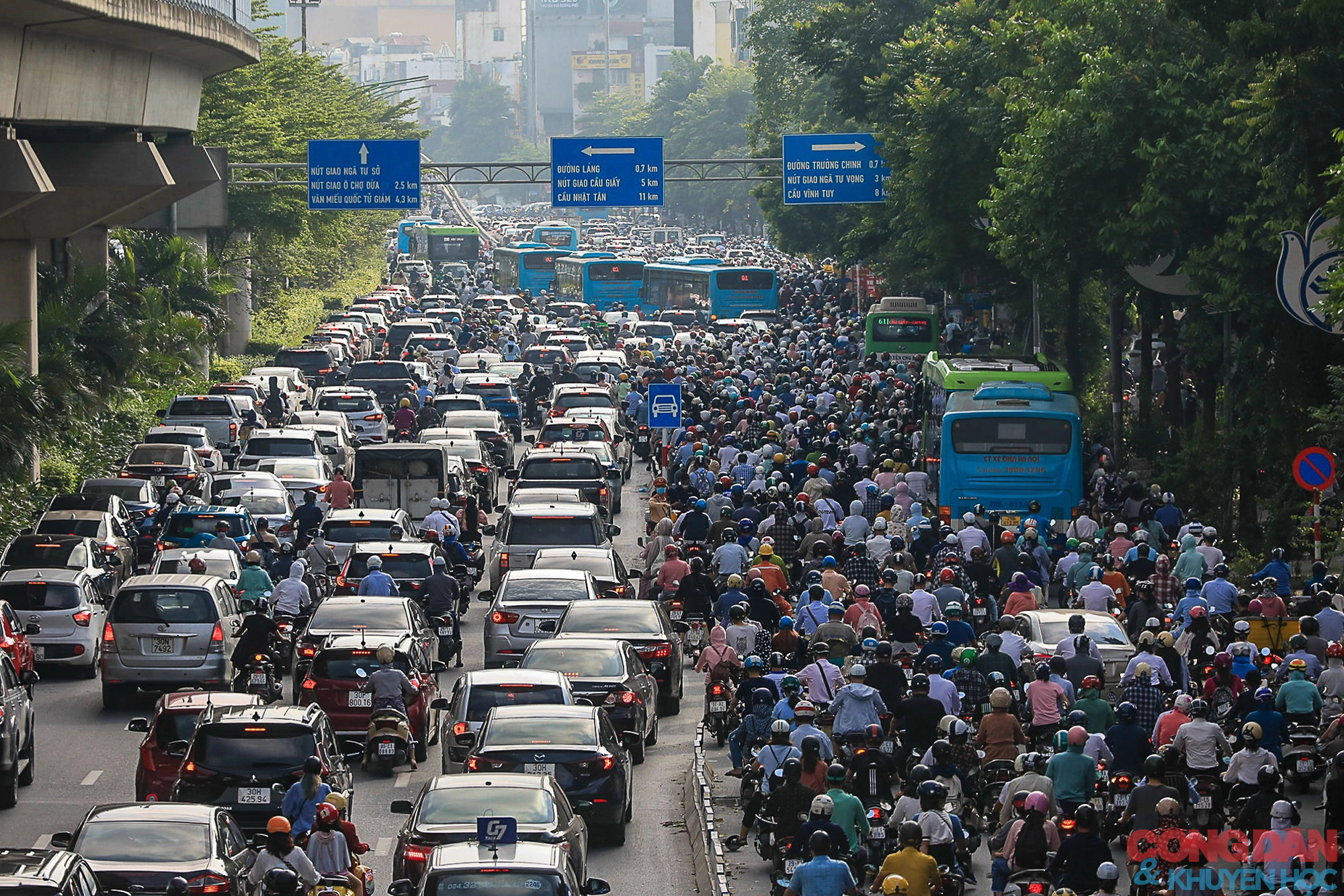 Hà Nội: Đường Nguyễn Trãi vẫn lộn xộn, xe đi sai làn chưa bị xử phạt - Ảnh 2.