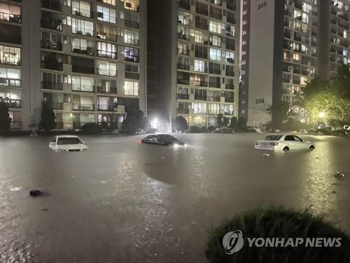 7 người chết và 6 người mất tích trong trận mưa lớn nhất 8 thập kỷ ở Seoul - Ảnh 1.