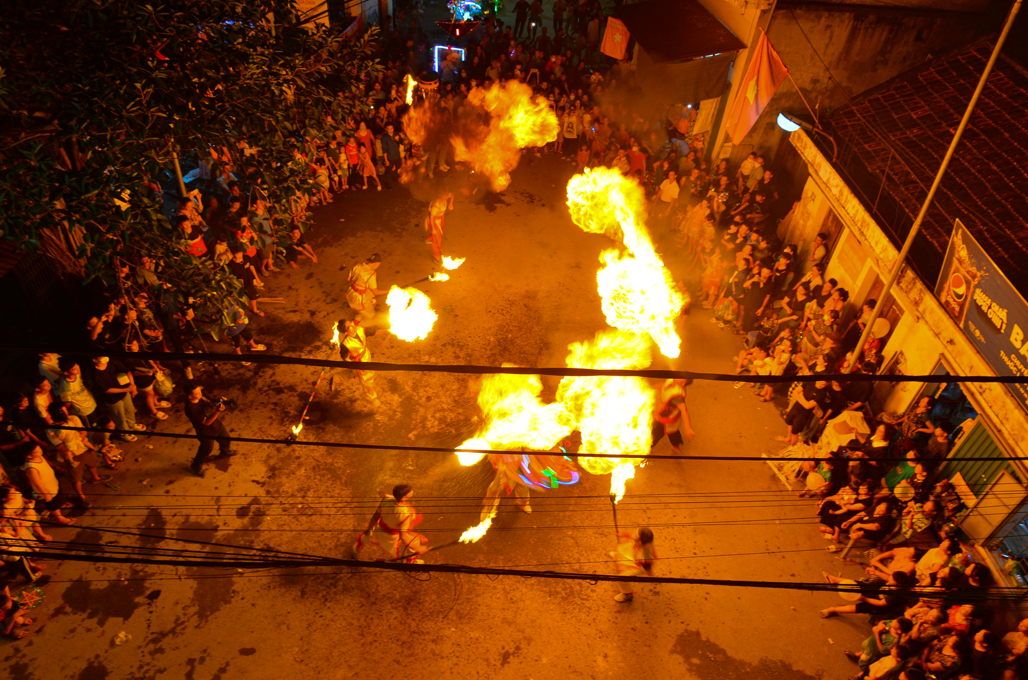 Mãn nhãn với màn múa lân, thổi lửa độc đáo đêm Trung thu tại thôn Cao Hạ, Hà Nội - Ảnh 4.