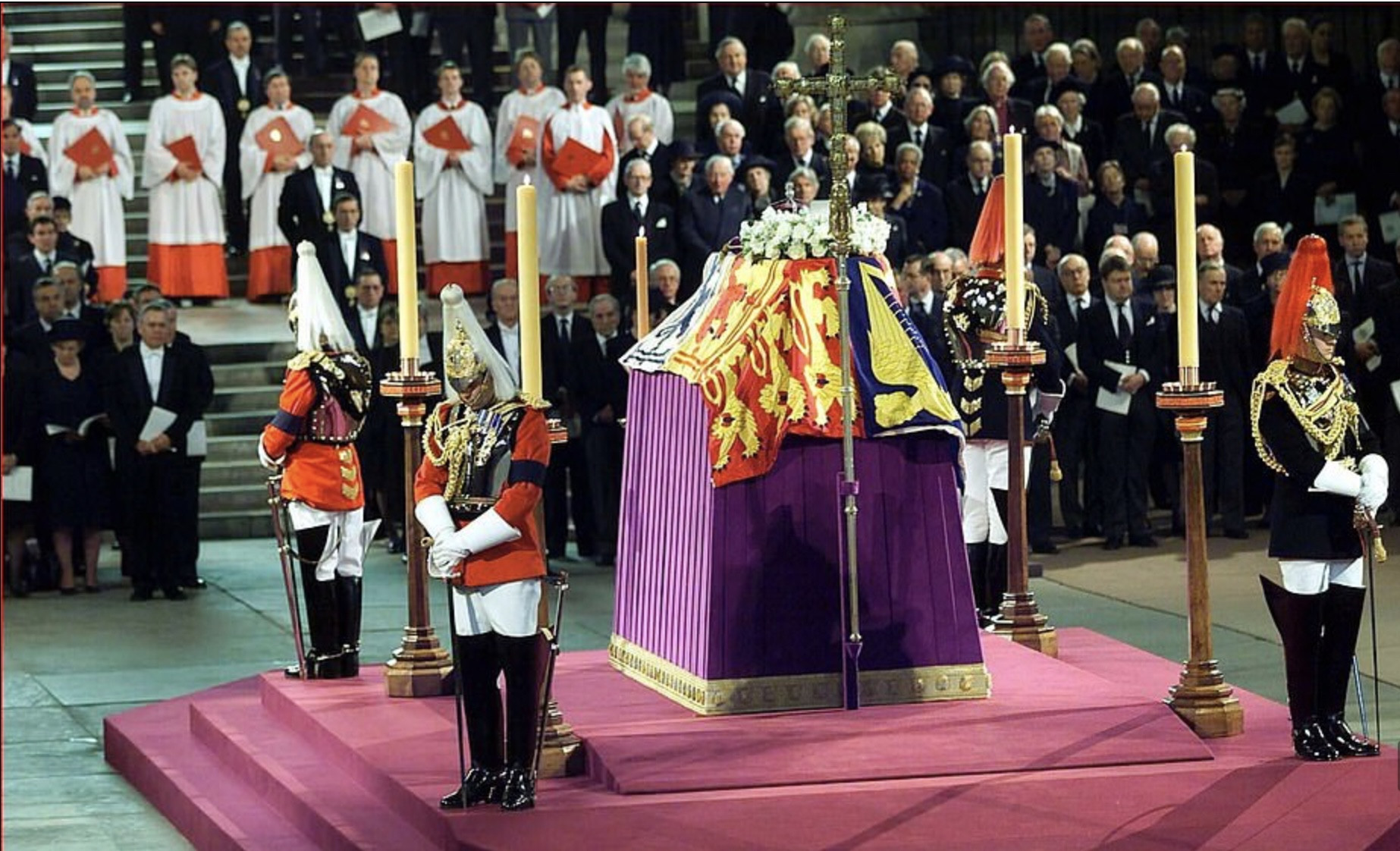 Người dân Anh đứng hai bên đường tiễn biệt Nữ hoàng Elizabeth II - Ảnh 3.