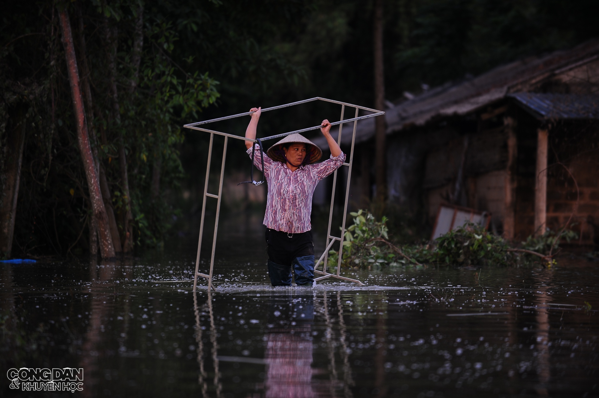 Hà Nội: Nhiều nơi ở huyện Chương Mỹ vẫn ngập nước, người dân chịu nhiều thiệt hại do lũ - Ảnh 10.