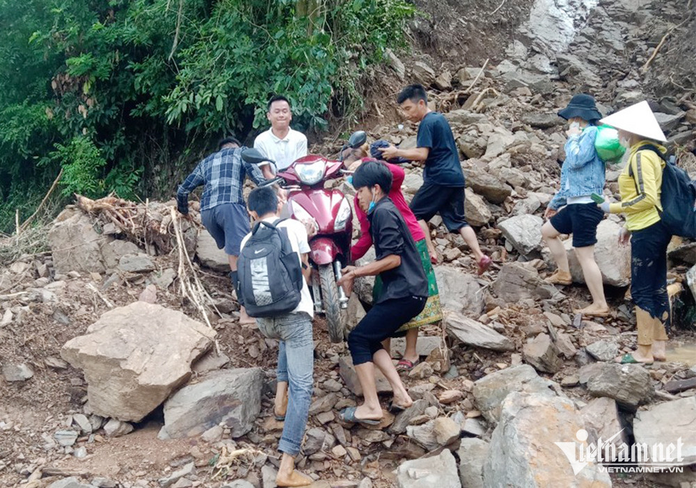 Nghệ An: Hàng nghìn người dân bị cô lập do mưa lũ - Ảnh 2.