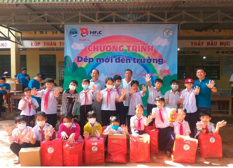An Giang: Trao tặng 650 phần quà cho học sinh Khmer khó khăn nơi biên giới - Ảnh 2.