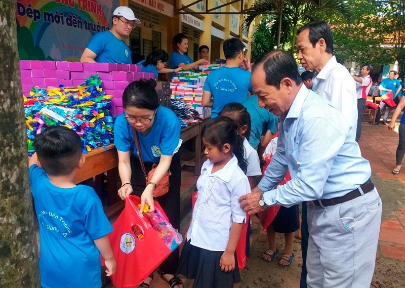 An Giang: Trao tặng 650 phần quà cho học sinh Khmer khó khăn nơi biên giới - Ảnh 1.