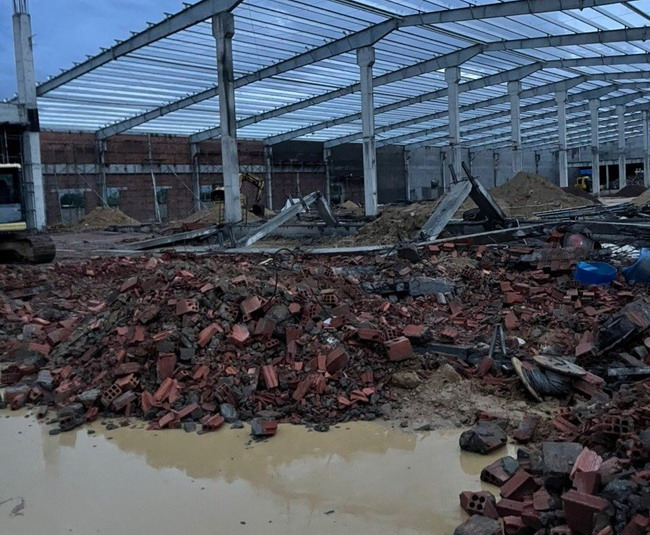 Sập tường nhà máy khu công nghiệp Nhơn Hòa làm 3 người chết, 6 người bị thương - Ảnh 1.