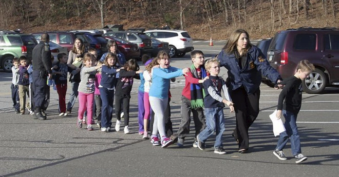 Mỹ: Hơn 26.000 học sinh mang súng tới trường học trong 10 năm qua - Ảnh 1.