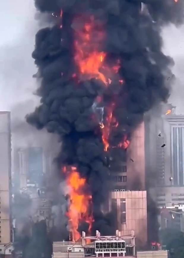 Hiện trường vụ cháy lớn tại tòa nhà 42 tầng ở Trung Quốc - Ảnh 2.