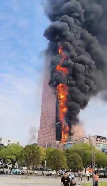 Hiện trường vụ cháy lớn tại tòa nhà 42 tầng ở Trung Quốc - Ảnh 3.