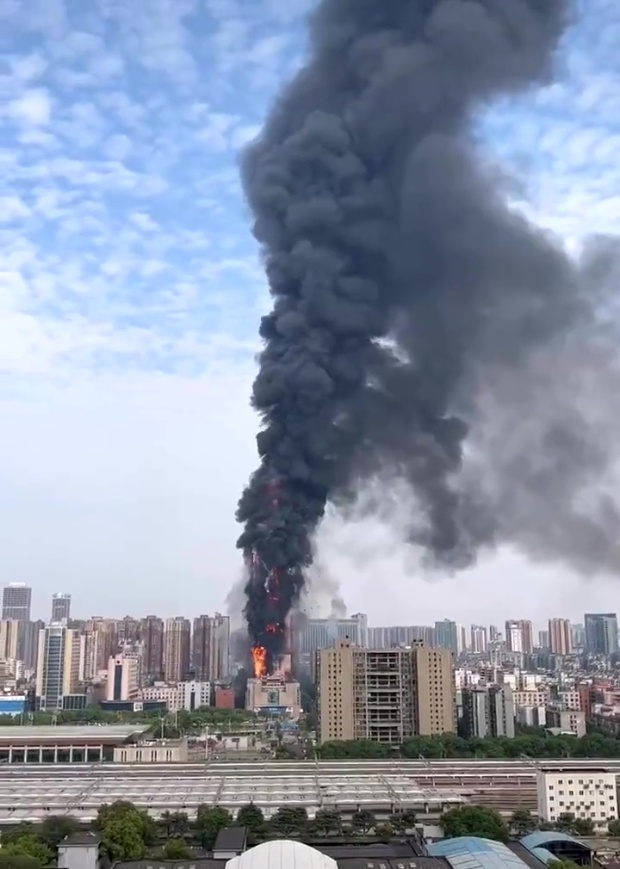 Hiện trường vụ cháy lớn tại tòa nhà 42 tầng ở Trung Quốc - Ảnh 4.