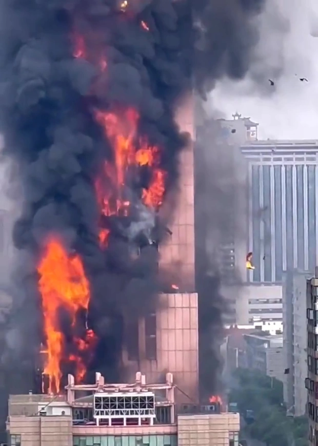 Hiện trường vụ cháy lớn tại tòa nhà 42 tầng ở Trung Quốc - Ảnh 1.