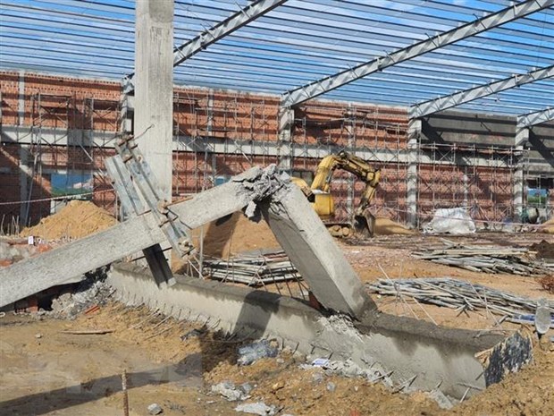 Sập tường nhà máy khu công nghiệp Nhơn Hòa (Bình Định): Khởi tố vụ án, hiện trường phát hiện nhiều bất cập - Ảnh 1.