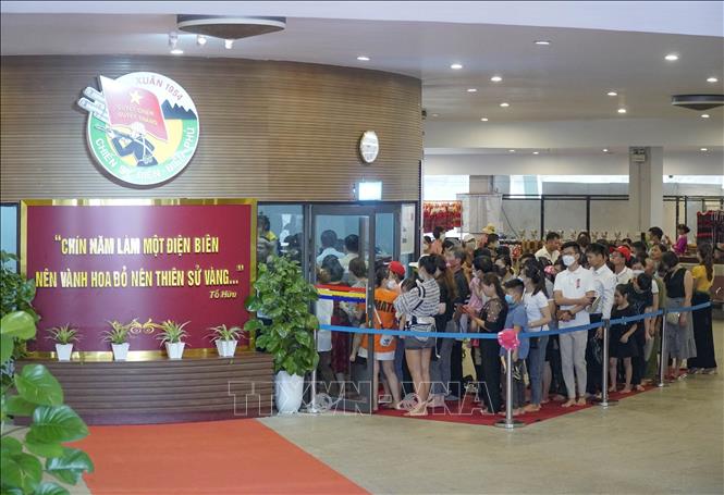 Hàng nghìn du khách xếp hàng chờ chiêm ngưỡng bức tranh Panorama Chiến dịch Điện Biên Phủ - Ảnh 1.