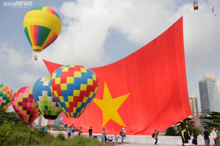 Người dân Thành phố Hồ Chí Minh hân hoan xem khinh khí cầu kéo Đại kỳ 1.800 m2 trong ngày Lễ mừng Quốc khánh 2/9 - Ảnh 2.