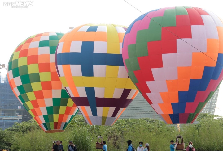 Người dân Thành phố Hồ Chí Minh hân hoan xem khinh khí cầu kéo Đại kỳ 1.800 m2 trong ngày Lễ mừng Quốc khánh 2/9 - Ảnh 1.