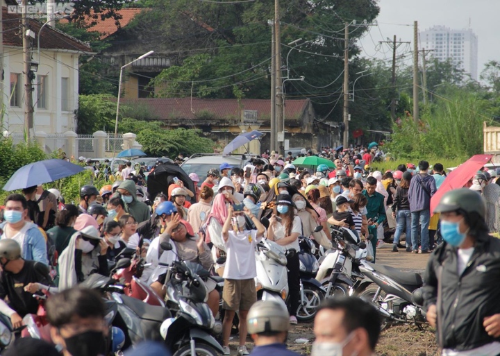 Người dân Thành phố Hồ Chí Minh hân hoan xem khinh khí cầu kéo Đại kỳ 1.800 m2 trong ngày Lễ mừng Quốc khánh 2/9 - Ảnh 4.