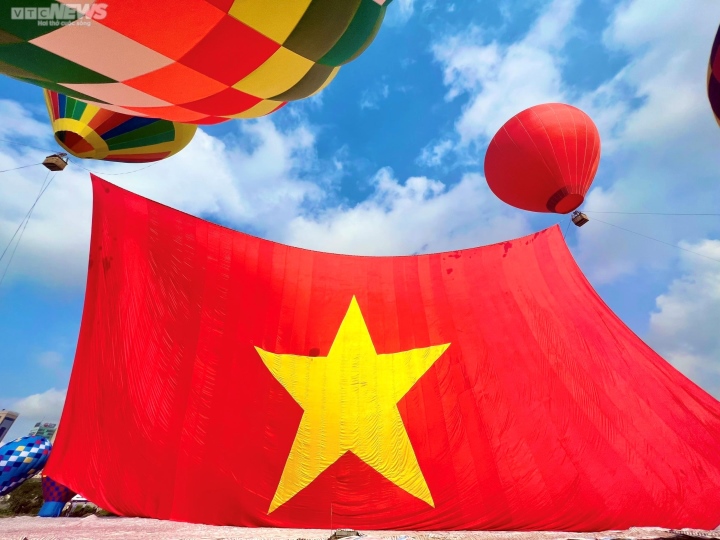 Người dân Thành phố Hồ Chí Minh hân hoan xem khinh khí cầu kéo Đại kỳ 1.800 m2 trong ngày Lễ mừng Quốc khánh 2/9 - Ảnh 5.