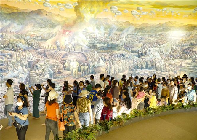 Hàng nghìn du khách xếp hàng chờ chiêm ngưỡng bức tranh Panorama Chiến dịch Điện Biên Phủ - Ảnh 3.
