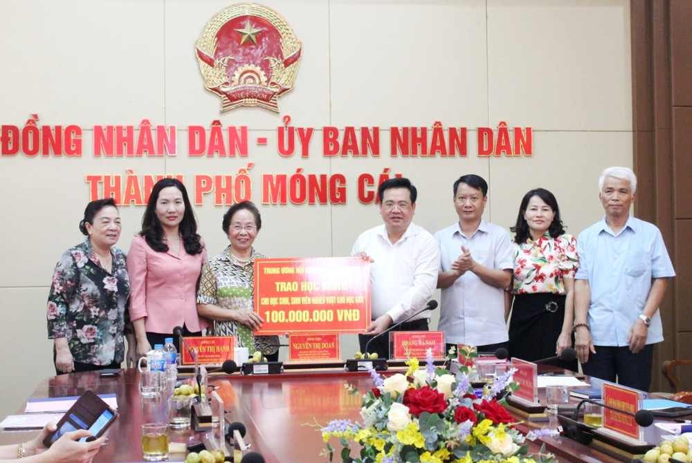 Chủ tịch Hội Khuyến học Việt Nam Nguyễn Thị Doan làm việc với Hội Khuyến học thành phố Móng Cái (Quảng Ninh)  - Ảnh 5.