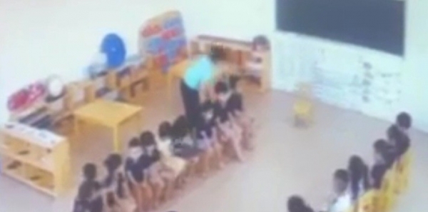 Thái Bình: Nhìn cảnh cô giáo dùng gai bưởi đâm học sinh, phụ huynh nấc nghẹn!