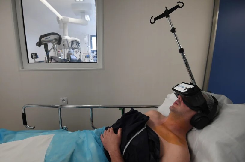 Bệnh nhân phẫu thuật đeo kính thực tế ảo sẽ cần ít thuốc mê hơn - Ảnh 1.