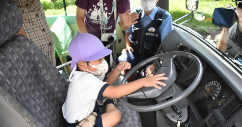 Trẻ mẫu giáo Nhật Bản học cách sử dụng còi xe để tránh bị bỏ quên trong ô tô - Ảnh 1.