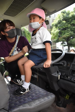 Trẻ mẫu giáo Nhật Bản học cách sử dụng còi xe để tránh bị bỏ quên trong ô tô - Ảnh 2.