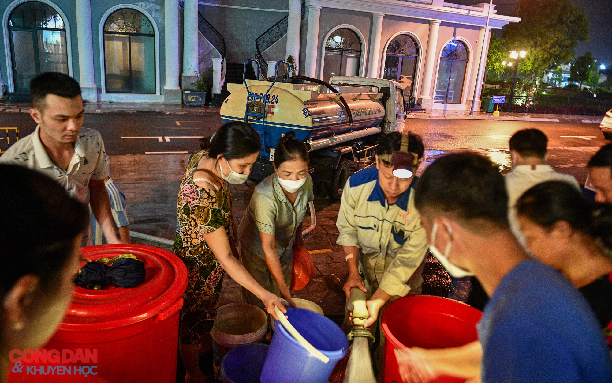 Người dân tại một chung cư ở Hà Nội khốn khổ vì mất nước sinh hoạt. - Ảnh 5.