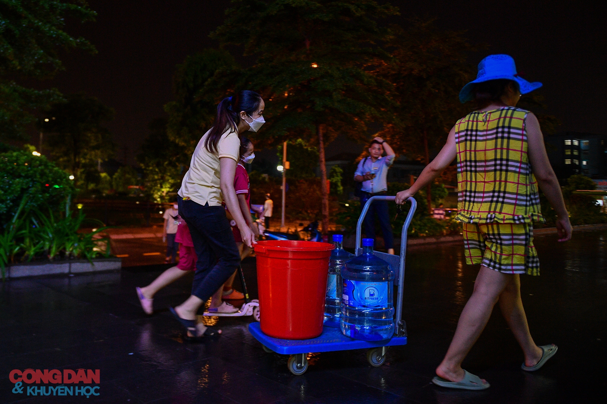 Người dân tại một chung cư ở Hà Nội khốn khổ vì mất nước sinh hoạt. - Ảnh 6.