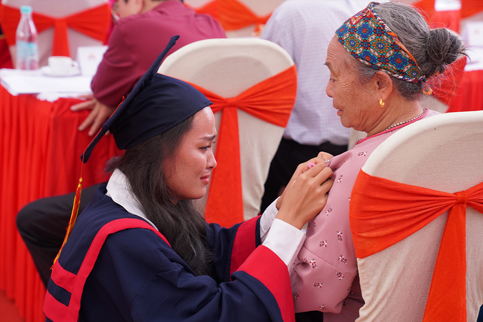 Bà nội 83 tuổi vượt gần 2.000km dự lễ tốt nghiệp Đại học khiến cháu gái xúc động bật khóc - Ảnh 1.