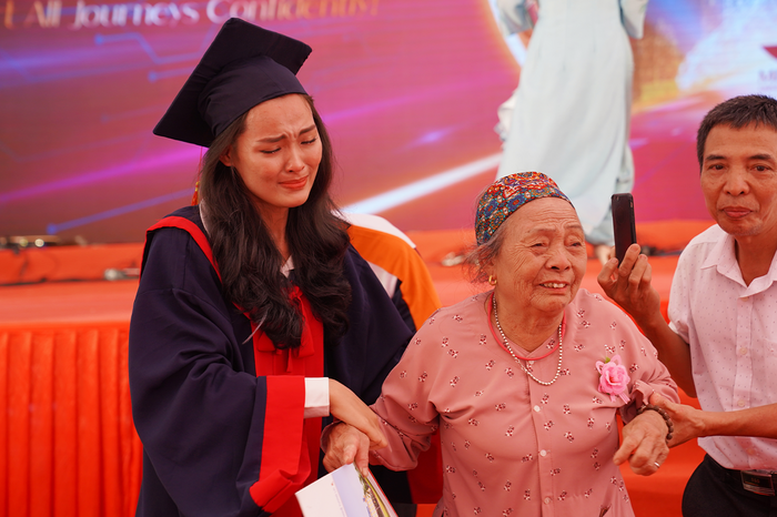 Bà nội 83 tuổi vượt gần 2.000km dự lễ tốt nghiệp Đại học khiến cháu gái xúc động bật khóc - Ảnh 3.