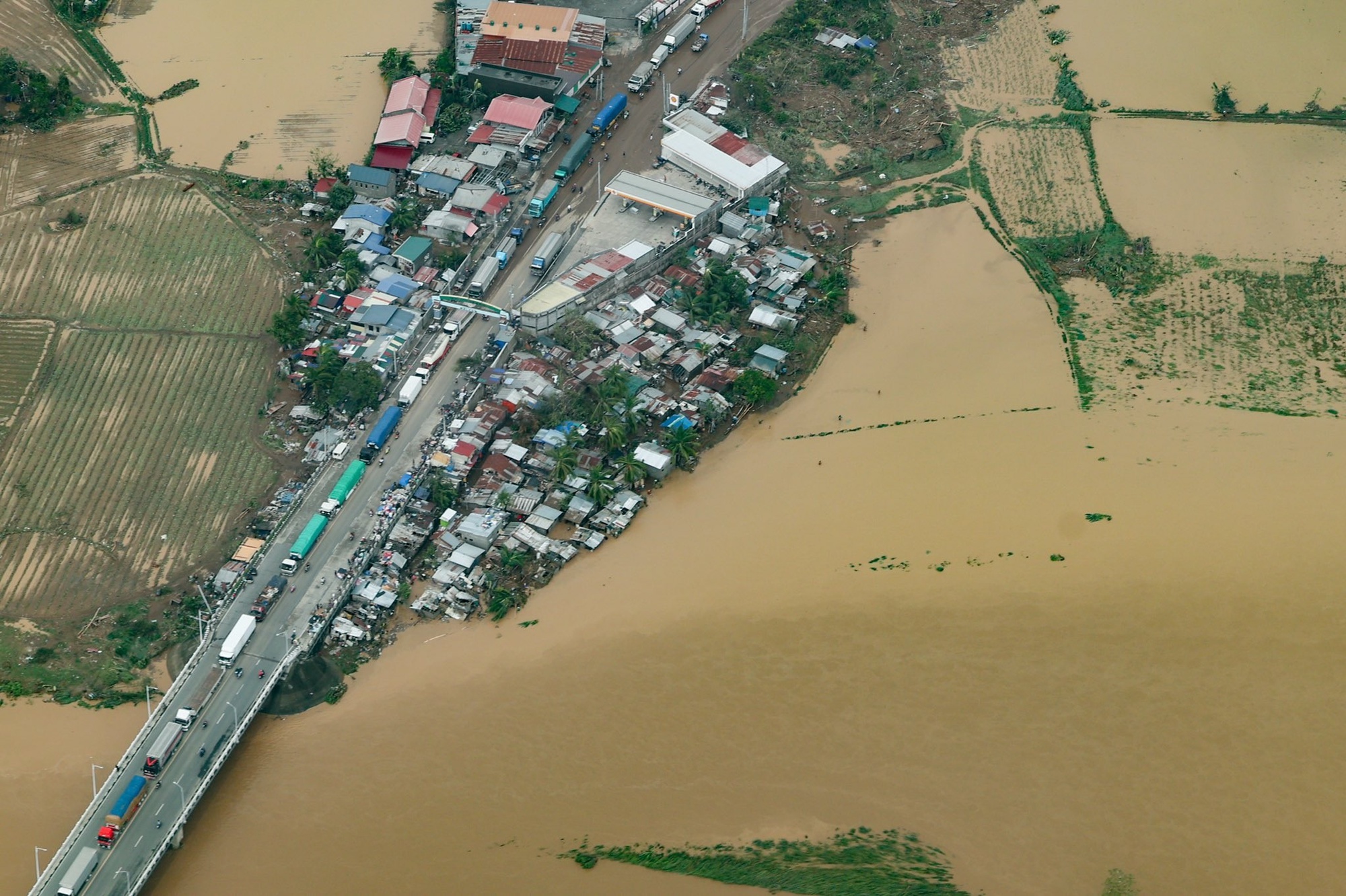 Siêu bão Noru đổ bộ vào Philippines với sức gió 240 km/h - Ảnh 2.