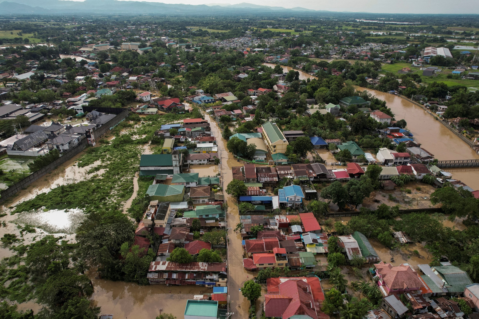 Siêu bão Noru đổ bộ vào Philippines với sức gió 240 km/h - Ảnh 1.