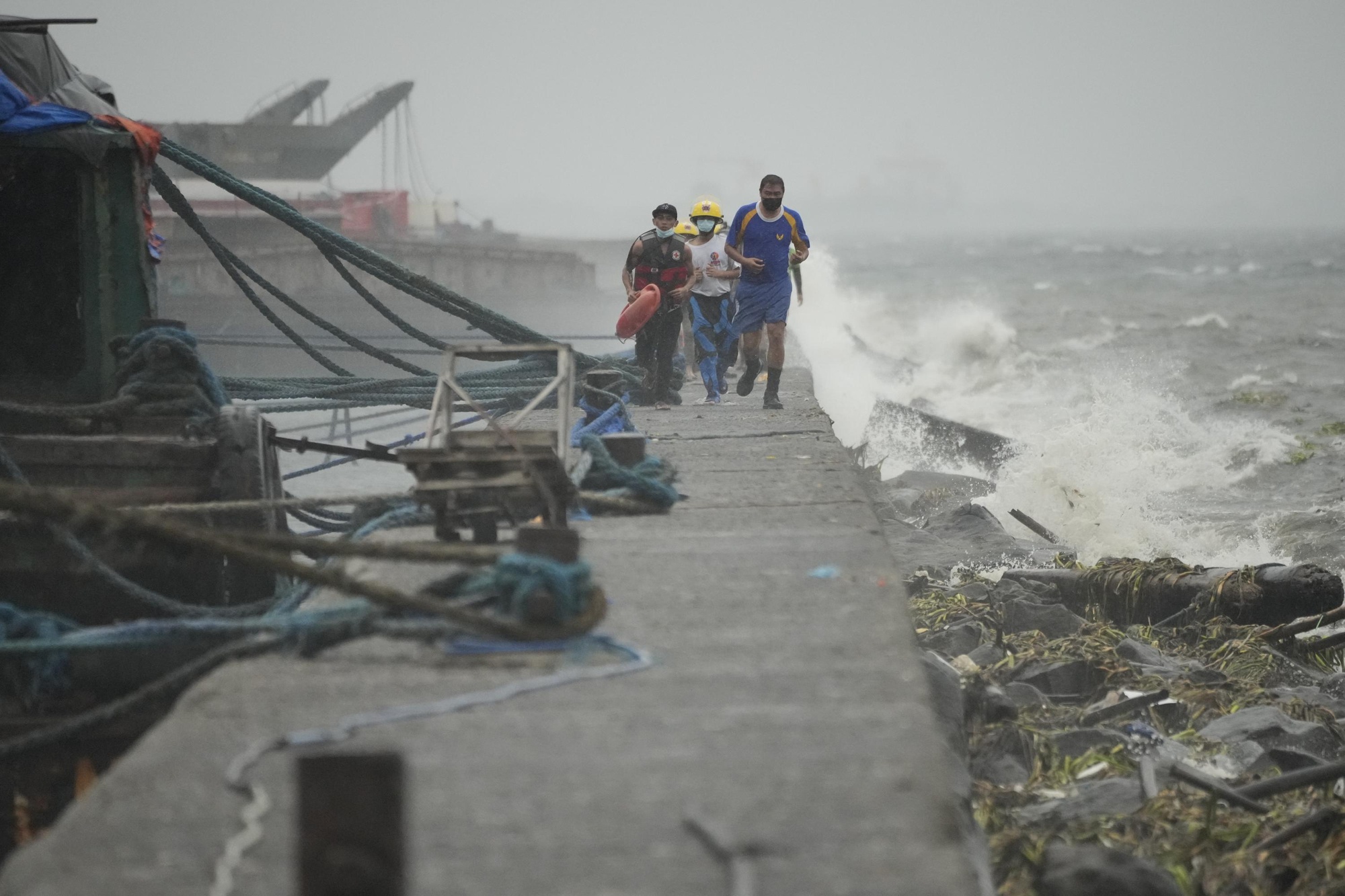 Siêu bão Noru đổ bộ vào Philippines với sức gió 240 km/h - Ảnh 7.