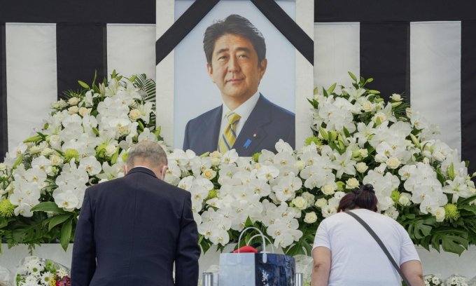 Đông đảo người dân Nhật Bản tới viếng cố Thủ tướng Abe Shinzo - Ảnh 1.