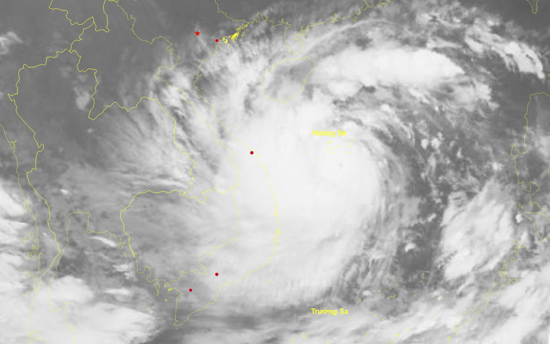Bão số 4 có cường độ trên cấp 13, giật cấp 17 khi vào gần bờ biển miền Trung