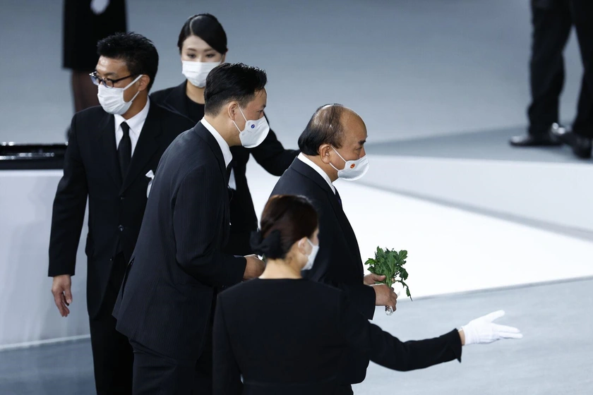 Chủ tịch nước Nguyễn Xuân Phúc đến chia buồn với Phu nhân cố Thủ tướng Nhật Bản Abe Shinzo - Ảnh 1.