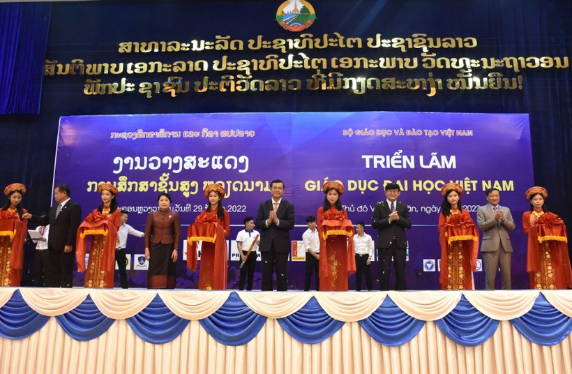 Triển lãm giáo dục đại học Việt Nam tại Lào - Ảnh 1.