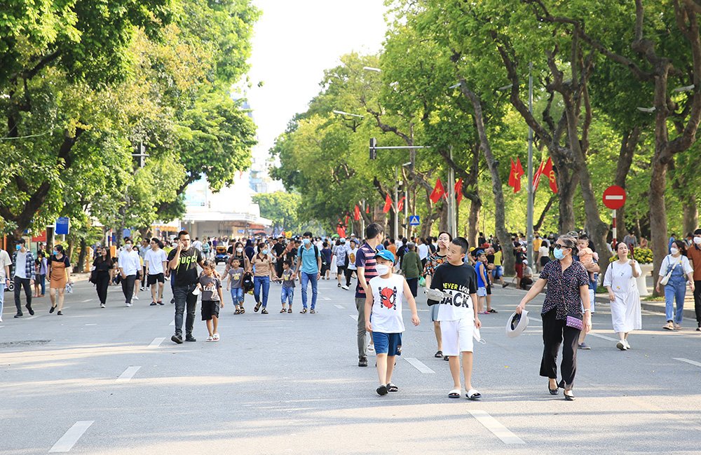 Hơn 420.000 lượt khách du lịch đến Hà Nội dịp nghỉ Lễ Quốc khánh - Ảnh 1.